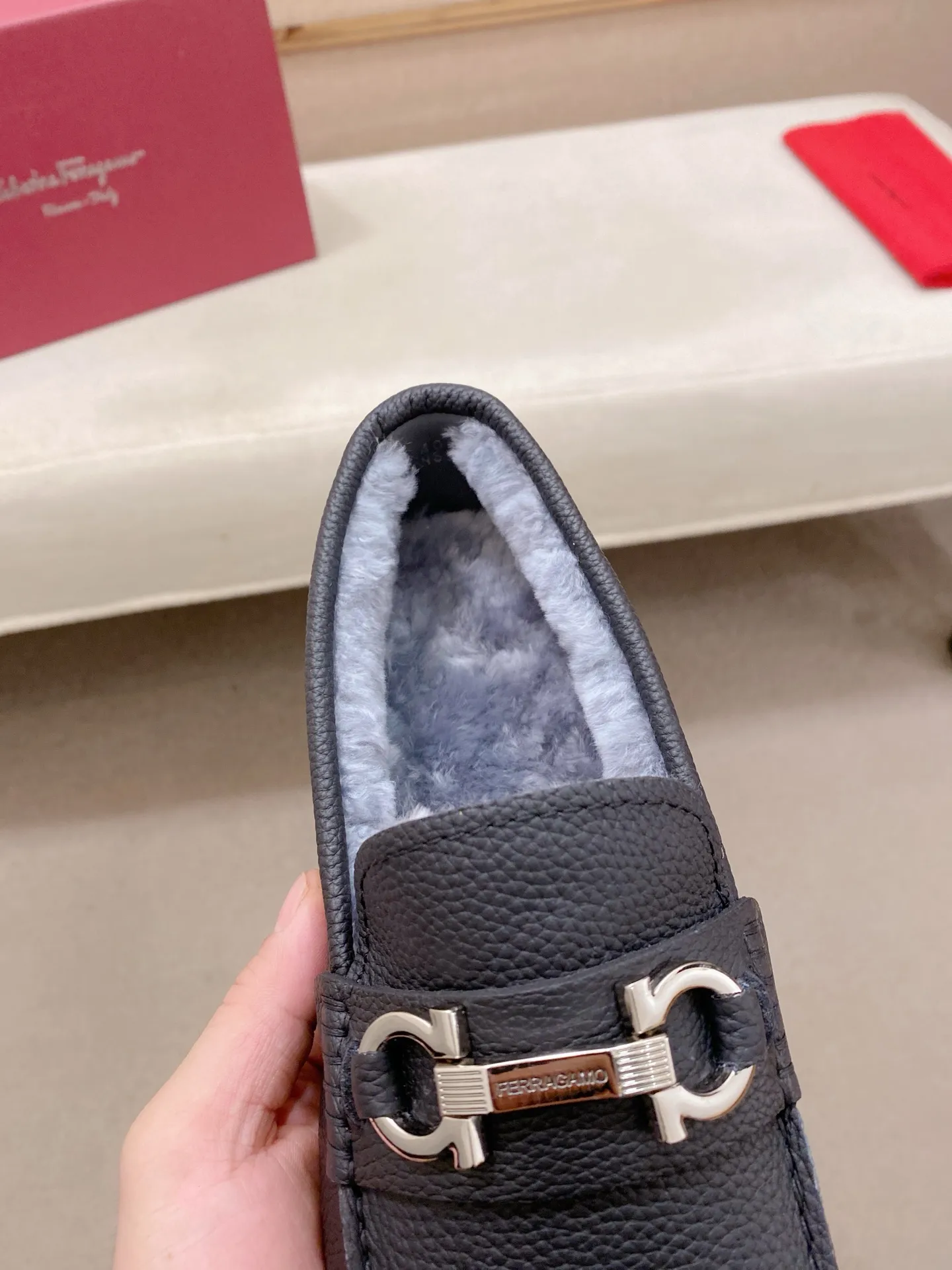 Factory price: 540💰High-end quality! Ferragamo🆕🆕Exclusive hot-selling products in stock🔥🔥New products on the shelves, high-quality Ferragamo men's pea shoes, high-end casual driving shoes, with complete packaging! 💪 💪 Material: imported first-layer cowhide 🐂 + imported high-quality wool lining + wear-resistant outsole 👍🏻👍🏻 Features: high-end and comfortable, purely handmade 🚀 🚀 Create the perfect shoes that suit you best 🔥 🔥 Size: (38-44) 45 standard size can be customized!
